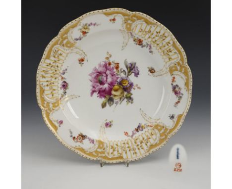 Gemüseteller mit Blumenmalerei. KPM Berlin. Zeptermarke und roter Reichsapfel, Jahreszeichen 1923.             Polychrom bema
