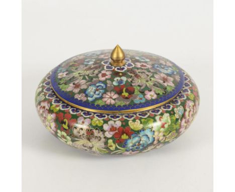 Cloisonnè-Dose.             H 11 cm, Ø 21 cm.             Flache Form mit einer Vielfalt an unterschiedlichen Blüten verziert