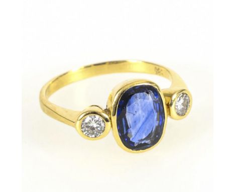 Ring mit Saphir und Brillanten.             Gelbgold 585 gestempelt. Saphir ca. 9,0 x 6,8 x 3,3 mm, ca. 1,60 ct. Brillanten z