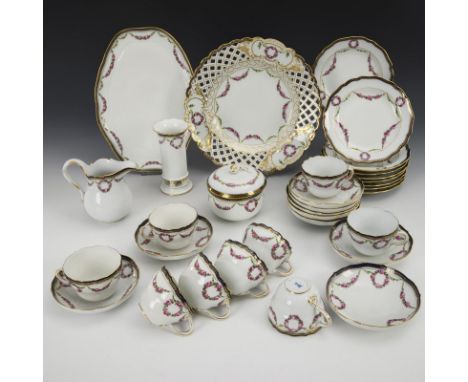 32 Teile eines Kaffeeservice mit Kobaltrand und Rosenfestons. Meissen. Schwertermarke mit Punkt, Pfeiffer-Zeit, 1924-1934, un