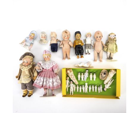Konvolut Porzellanpüppchen und 1 seltenes Celluloid-Püppchen. Meist ungemarkt.Biskuitporzellan, Masse, Celluloid. L 2,5 - 18 