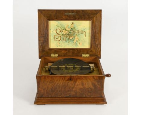 Lochplatten-Spieldose mit 24 Platten. Symphonion. Im Deckel "Symphonion"-Farblithografie, Werk-Nr. "147571". Um 1900.        