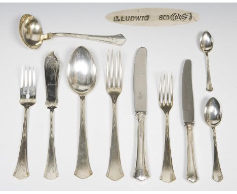 Jugendstil-Besteck. Franz Bahner, Düsseldorf.             800er Silber. Länge: 10,5-25 cm. 3715 Gramm (ohne Messer gewogen). 