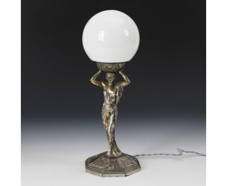 Jugendstil-Tischlampe mit Frauenfigur.             Versilbertes Metall, Milchglasschirm, Bajonettfassung. H 36 cm. 1,5 kg.   