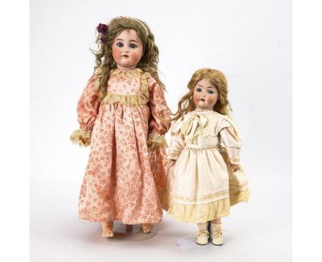 2 Puppenmädchen. Kämmer & Reinhardt. Beide gemarkt: K & R Simon & Halbig. Um 1920.Biskuitporzellan, Masse. L max. 70 cm. Beid