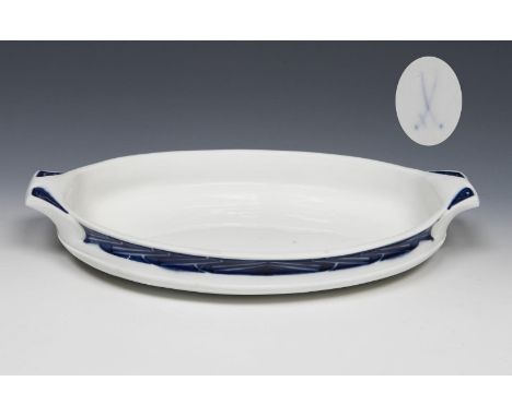 Jugendstil-Schale. Meissen. 1903-1923. Modell von.                     VELDE,             Henry, van de    Breite: 28 cm.    