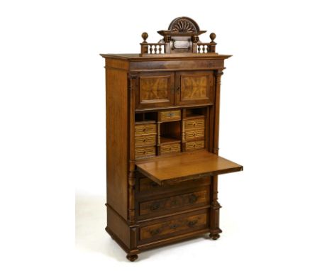 Gründerzeit-Schreibschrank.             Mahagoni, Wurzelholz und andere Hölzer, massiv und furniert, mahagonifarben gebeizt. 