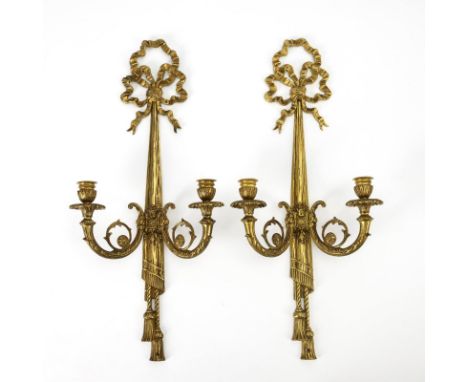 Paar 2-flammige Wandleuchter im Louis-Seize-Stil. 20. Jh.             Bronze. 60 x 27 x 11 cm. Gesamt 3,2 kg.             Wan