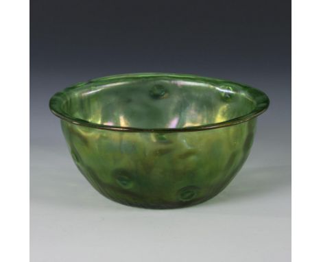 Jugendstil-Schale "Creta Rusticana". Lötz. Johann Loetz Witwe, Klostermühle, um 1900.             Grünes Glas, irisiert. H 6,