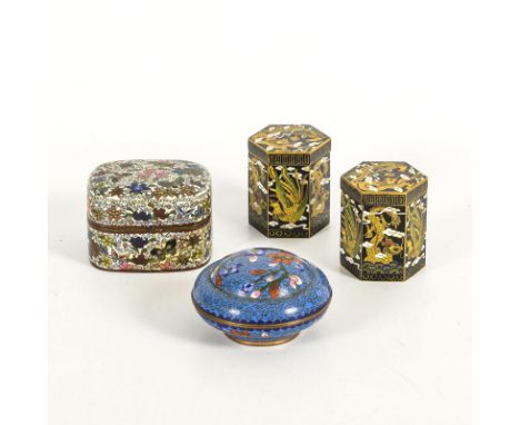 4 kleine Cloisonné-Dosen. China.                         Paar sechseckige Dosen mit gelbem Drachen- und Phönixmotiv auf schwa