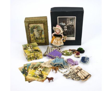 Mignonette und Würfel-Puzzle.                         Kleines Ganzbiskuit-Püppchen (L 13 cm) mit festem Kopf, Kleidung und Zu