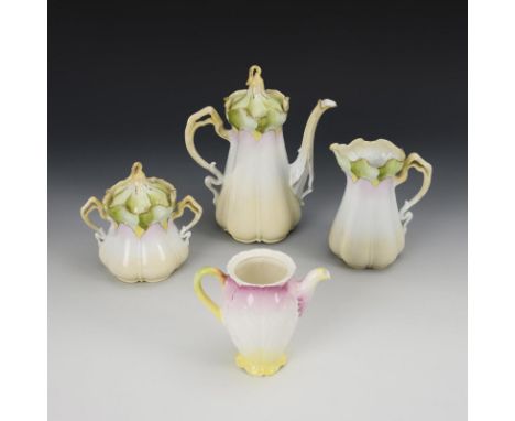 Jugendstil-Kernstück und Kännchen. Um 1900.             Polychrom bemalt, goldstaffiert. H max. 23,5 cm.             3x Tetta