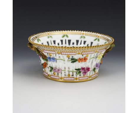 Korb "Flora Danica". Royal Copenhagen. Wellenmarke, bis 1893. Dänemark.             Polychrom bemalt, goldstaffiert. H 19,5 c
