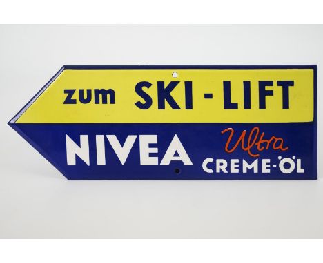Emailschild "Zum Ski-Lift" mit Nivea-Werbung. Ungemarkt, verso Klebezettel mit Anweisung zum Anbringen. Um 1950.Gerades Eisen