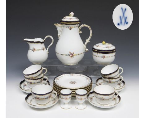 Kafferservice mit Blütenkranz-Dekor. Meissen. 1880-1923.             Höhe: 6-25 cm, ø 13,5-17,5 cm.             Form "Neuer A