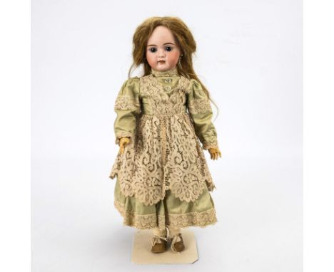 Blonde Puppendame. Baehr & Proeschild. Kopfmarke: 449, mit kyrillischem F, wohl für den russischen Markt. Um 1905.Biskuitporz
