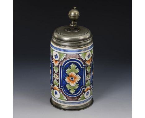Barocker Fayence-Walzenkrug mit Blumenreserven. Ungemarkt. 18. Jh.             Weiß glasiert, farbige Scharffeuerfarbenmalere