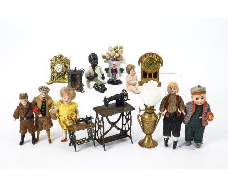 Konvolut Puppenstubenpüppchen und etwas Zubehör. Um 1900-30.             Biskuitporzellan, Metall, Glas. L 4 - 10 cm.        