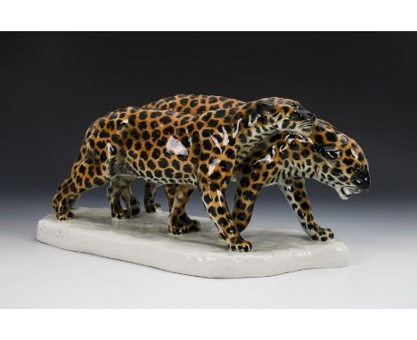 Leopardenpaar. Schwarzburger Werkstätten. Prägemarke Schnürender Fuchs, vor 1926. Bezeichnet und datiert. Modell-Nr.:  U 1065