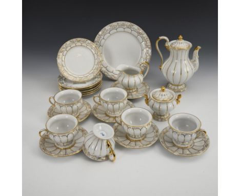 Mokkaservice "X-Form". Meissen. Schwertermarke, 2. H. 20. Jh., 2 Schleifstriche.             Weiß mit Goldstaffage und -bronz