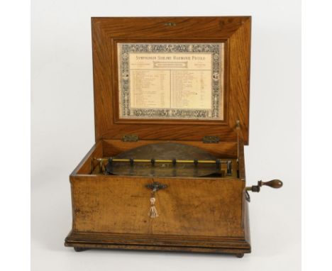 Große Lochplatten-Spieldose mit 14 Platten. Symphonion Sublime Harmonie Piccolo. Werk gemarkt. Um 1900.             Nussbaum 