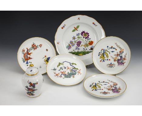 1+4 Teller und 1 Teedose mit Kakiemonmalerei. Meissen. Schwertermarke, 2. H. 20. Jh./Anfang 21. Jh., 1. Wahl, 1x mit 3 Schlei