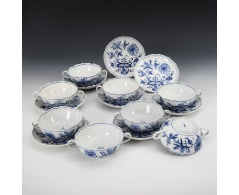 8 Zwiebelmuster-Suppentassen mit Untertassen. Meissen. Schwertermarke, 2. H. 20. Jh., 1. Wahl und 2 Schleifstriche.          