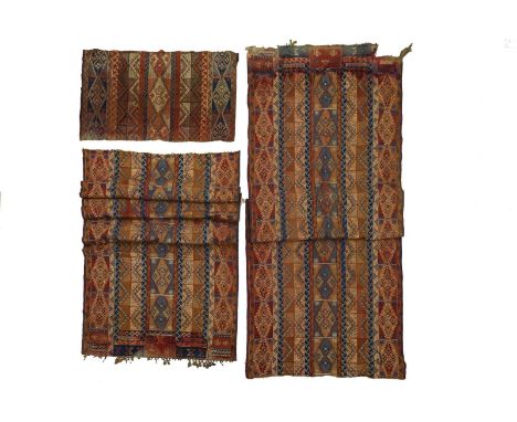 3 historische Webstoffe aus Schloss Aalholm in Dänemark. Mit originalem Versteigerungsetikett von Sotheby's. 18./19. Jh. Wohl