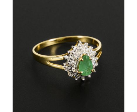 Ring mit Smaragd und Diamanten.             Gelbgold 750 gestempelt, Smaragd ca. 0,2 ct, Diamanten ca. 0,14 ct. Ringgröße 57.
