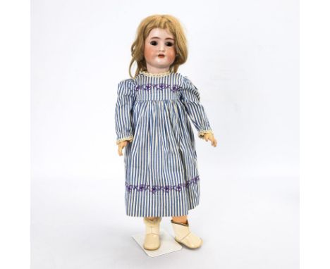 Blonde Puppe in gestreiftem Kleid. Simon & Halbig. Kopfmarke: Heinrich Handwerck / Simon & Halbig, mit "W" auf der Stirn.Bisk