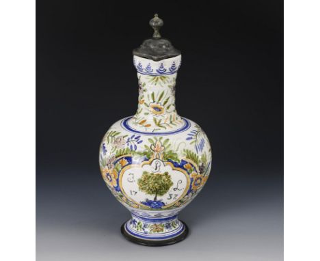 Fayence-Enghalskanne. Imitierte Pinselmarke Künersberg. 19. Jh.             Weiß glasiert, polychrom bemalt. H 34,5 cm.      
