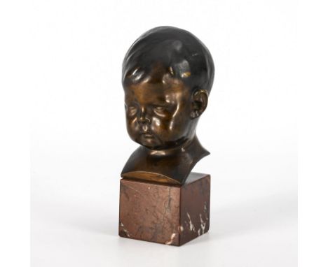 Kleinkind-Büste ("Fiammingo-Kopf").             Bronze 2-farbig patiniert, roter Marmor-Sockel. H 15 / 21 cm. 2,3 kg.        