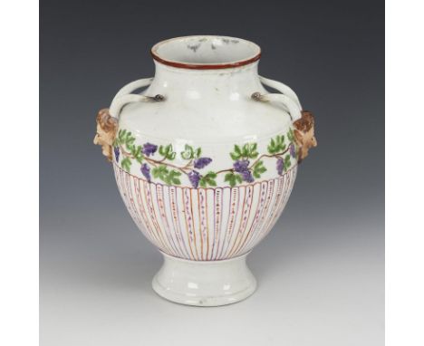 Seltene barocke Vase mit Maskaronhandhaben. Aelteste Volkstedter. Schürfgabelmarke, ab 1787.             Polychrom bemalt. H 