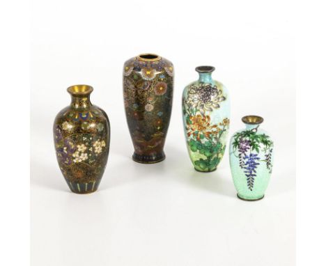 4 kleine Cloisonné-Vasen.             H 9 bis 13 cm.             Zwei in ähnlichem Dekor, mit sehr filigraner Aufteilung, zwe
