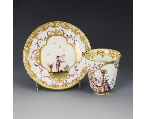 Barocker Becher mit Chinoiseriemalerei. Meissen. Becher: aufglasurblaue Schwertermarke und Weißdreherzeichen ●● (= Johann Mar