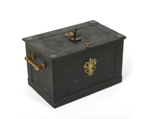 Kriegskasse. 19. Jh.             Schmiedeeisen außen schwarz, innen weiß und rotbraun lackiert, Messing/Bronze. 38 x 62 x 41 