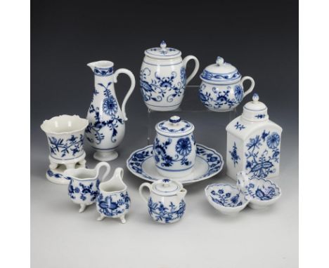 10 Teile Zwiebelmuster-Porzellan. Meissen. Knaufschwerter, ab 1850-1924 und Schwertermarke, 2. H. 20. Jh., 1. Wahl, 1x 2 Schl