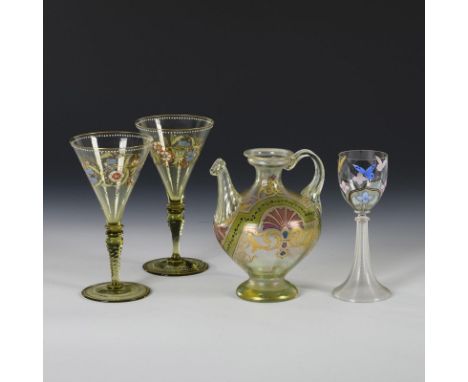 Kanne, 2 Weingläser und 1 Likörglas.             H max 16,5 cm.             1x Kanne aus hellgrünem, irisiertem Uranglas: bau
