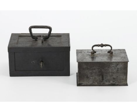 2 kleine Eisenkassetten. 19. Jh.             10 x 18 x 12,5 bzw. 7,5 x 14,5 x 11 cm (je ohne Griffe). 2,8 + 1,4 kg.          