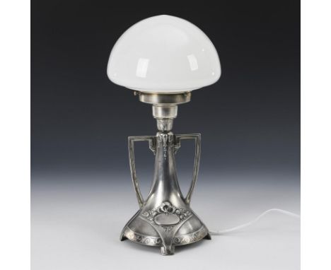 Jugendstil-Tischlampe. WMF. Straußenmarke vor 1925.             Zinn versilbert, Messing mit silberfarbenem Überzug, farblose