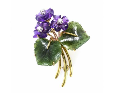 Veilchenbrosche mit Amethyst, Jade und Brillanten.             Gelbgold 585 gestempelt; die Brillanten zusammen ca. 0,14 ct, 