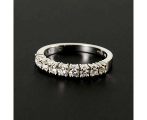 Halbmemoryring mit Brillanten.             Weißgold 750 gestempelt. Brillanten zus. 0,56 ct. Ringgröße 57. 3,9 g.            
