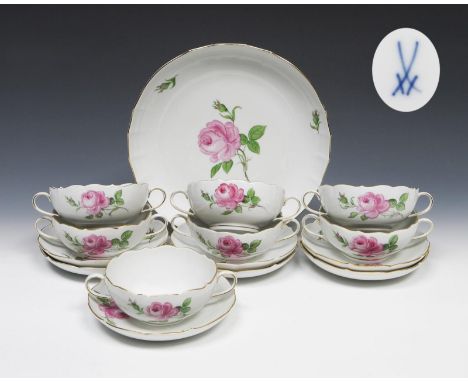 7 Suppentassen, Untertassen, große Schale. Meissen. 1973.             Höhe: 5,5 cm, ø 17-28 cm.             Form "Neuer Aussc