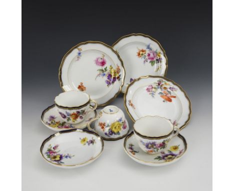 3 Gedecke mit Kobaltrand. Meissen. Knaufschwerter, ab 1850-1924, 1. Wahl.             Polychrom bemalt, goldstaffiert. H max.