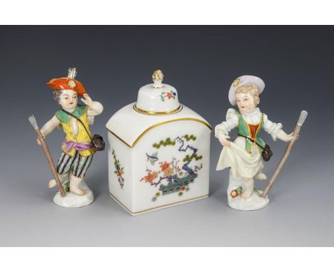 2 Amoretten und 1 Teedose. Meissen. Schwertermarken, nach 1945, 1. Wahl.             Polychrom bemalt, goldstaffiert.        