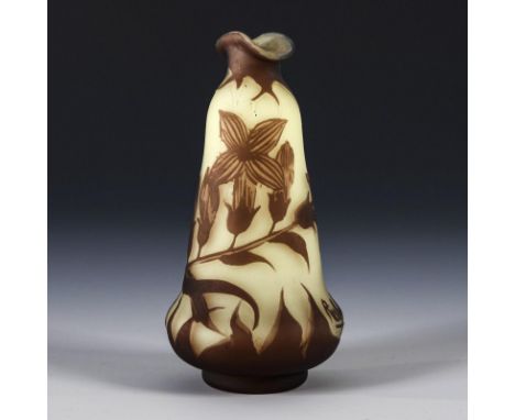 Art-déco-Vase mit Floraldekor. Lötz. Johann Loetz Witwe, Klostermühle, um 1920/30. Signiert "Richard".             Farbloses 