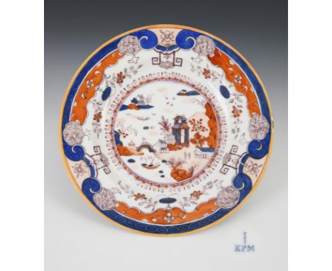 Teller mit Chinoiseriemalerei. KPM Berlin. Zeptermarke KPM, 1837-1844. Ohne Malereimarke. Bemalung wohl um 1900.             