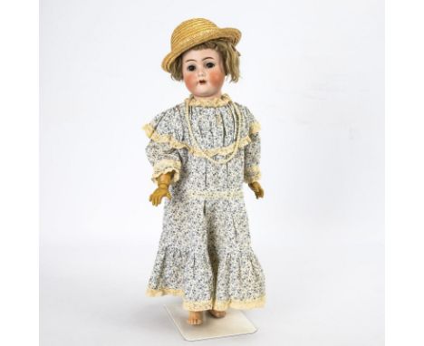 Laufpuppe mit Perlenkette. Simon & Halbig. Kopfmarke: K & R S & H 403, für Kämmer & Reinhardt. Um 1910.Biskuitporzellan, Mass