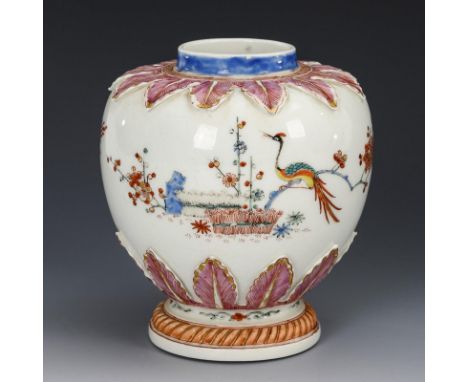 Barocke Teedose mit Kakiemonmalerei. Meissen. Ungemarkt, um 1715-20.Böttger-Porzellan, polychrom bemalt, goldstaffiert; Dekor