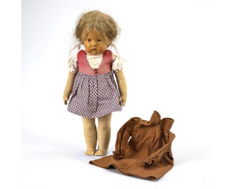 Blonde Puppe. Käthe Kruse. Unter dem linken Fuß gestempelt. Vor 1951.             L 44 cm.             Typ I H schmal. Fester